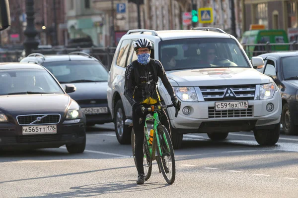 Saint Petersburg Rusia Abril 2020 Nevsky Prospekt Vosstaniya Square Ciclista — Foto de Stock