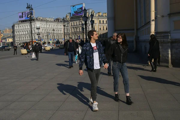 ロシア サンクトペテルブルク 2020年4月7日 ネフスキー プロスペクト ヴォスタニヤ広場 モスクワ駅の近くの歩道を歩いている若いカップル 人々は家にいたくない — ストック写真