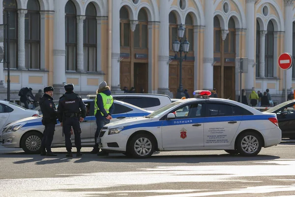 Saint-petersburg, Rusya - 7 Nisan 2020: Nevsky Prospekt, Vosstaniya Meydanı. Bir polis arabası ve yolda bekleyen birkaç polis memuru.