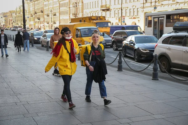 Saint Petersburg Rusia Abril 2020 Dos Jóvenes Vestidas Con Ropa — Foto de Stock