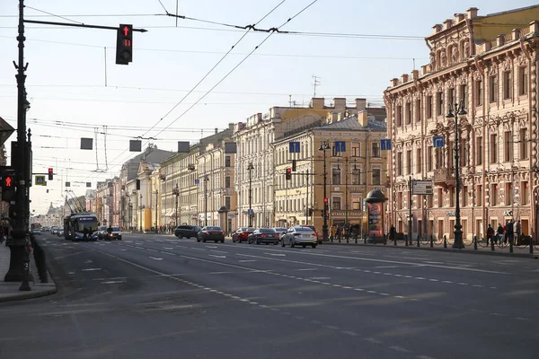 2020年4月8日 俄罗斯圣彼得堡 Nevsky Prospekt 外面很少有人和汽车 由于这种流行病 这个城市处于自我隔离状态 Corvid — 图库照片