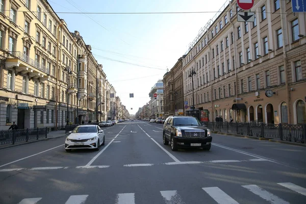 Saint Petersburg Rusia Abril 2020 Pocas Personas Coches Exterior Ciudad — Foto de Stock