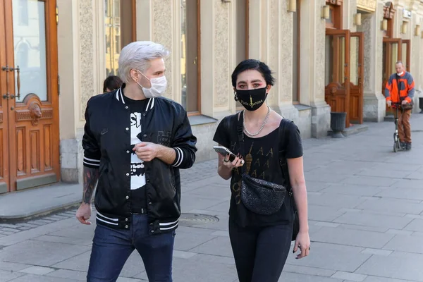 Saint Petersburg Rusia Abril 2020 Parejas Jóvenes Con Máscaras Moda — Foto de Stock