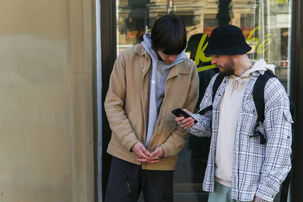 Saint Petersburg Russland April 2020 Zwei Männer Unterhalten Sich Und — Stockfoto