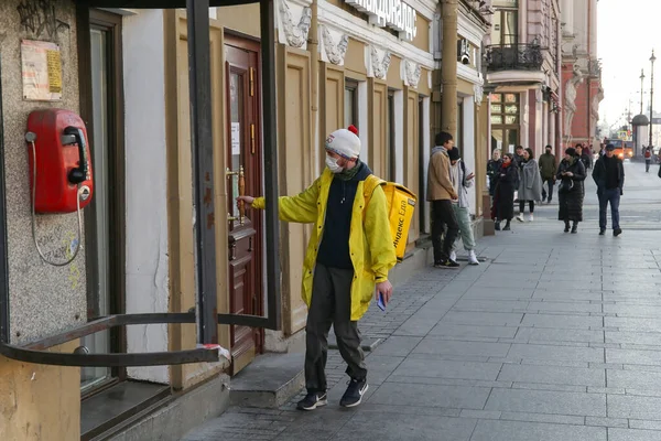 Saint Petersburg Rusia Abril 2020 Repartidor Comida Con Una Mochila — Foto de Stock