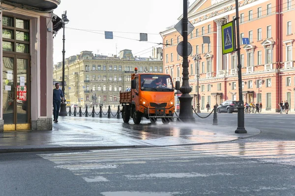 Saint Petersburg Rusia Aprilie 2020 Măturător Portocaliu Pentru Curățarea Străzilor — Fotografie, imagine de stoc