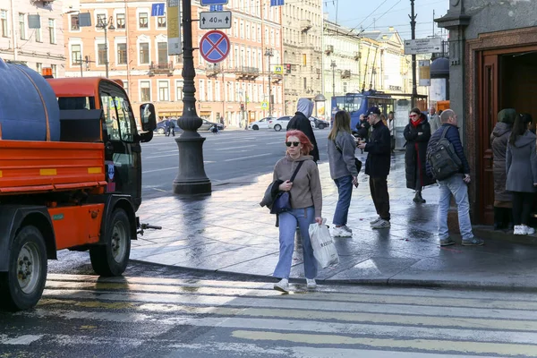 俄罗斯圣彼得斯堡 2020年4月7日 人们在涅夫斯基大道的人行道上行走 由于患了头孢病毒 失业者不愿自理 — 图库照片