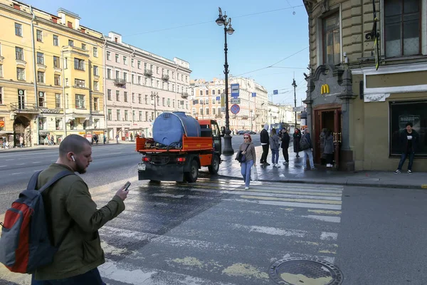 Saint Petersburg Rusia Abril 2020 Gente Caminando Por Acera Nevsky — Foto de Stock