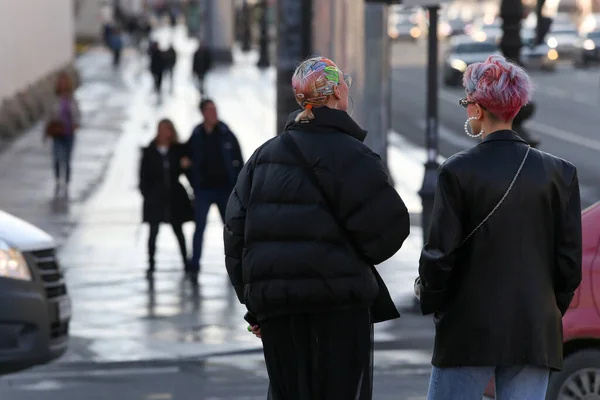 サンクトペテルブルク ロシア 4月2020 ネフスキーProspekt 通りに沿って歩いて色の髪を持つ2人の若いファッショナブルな女の子 人々は隔離されたくないし Covid 19のために家に座って — ストック写真