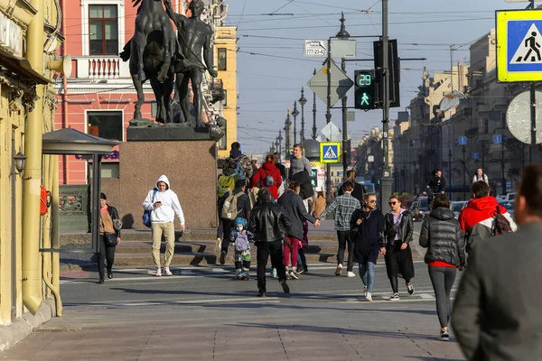 Saint Petersburg Rusia Abril 2020 Nevsky Prospekt Una Joven Caminando — Foto de Stock