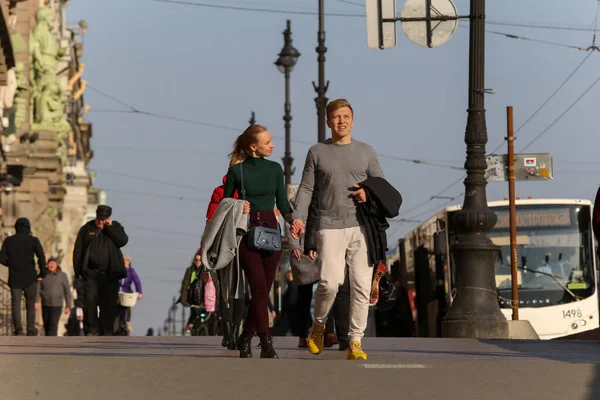 ロシアのサンクトペテルブルク 2020年4月7日 ネフスキー プロスペクト 若い夫婦が歩道を歩いている 都市での孤立の体制にもかかわらず 人々は家にいたくありません — ストック写真