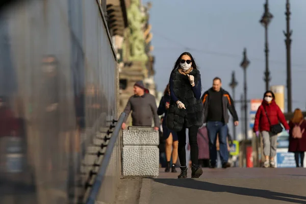 2020年4月7日 俄罗斯圣彼得堡 Nevsky Prospekt 人们在阳光灿烂的炎热天气里沿着涅夫斯基大街散步 失业的人不愿意被隔离 — 图库照片