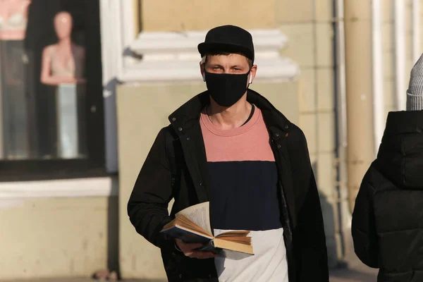 Saint Petersburg Rússia Abril 2020 Homem Máscara Preta Caminhando Longo — Fotografia de Stock