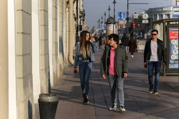 Saint Petersburg Russia Aprile 2020 Persone Che Camminano Lungo Prospezione — Foto Stock