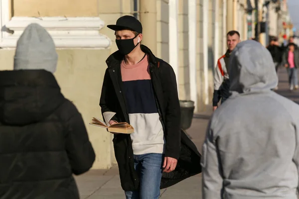 Saint Petersburg Rusia Abril 2020 Hombre Con Máscara Negra Caminando — Foto de Stock