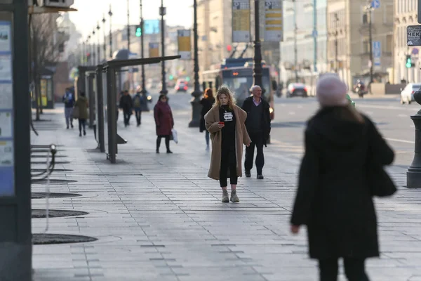 Saint Petersburg Rússia Abril 2020 Pessoas Caminhando Longo Nevsky Prospekt — Fotografia de Stock