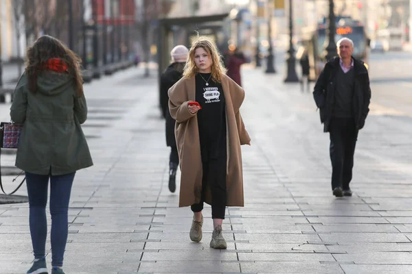 Saint Petersburg Russland April 2020 Eine Junge Frau Geht Nevsky — Stockfoto