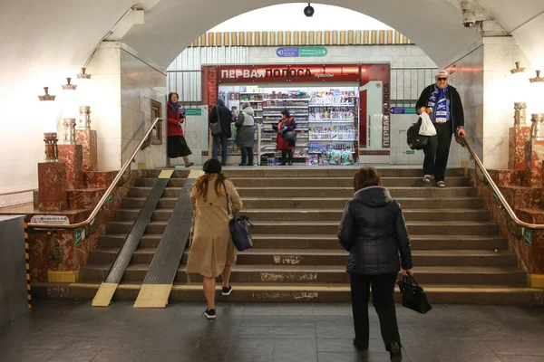 Saint Petersburg Ryssland April 2020 Människor Går Längs Övergångsstället Mellan — Stockfoto