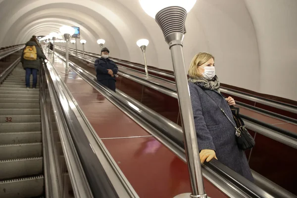Saint Petersburg Rusia Abril 2020 Gente Con Máscaras Metro Baja — Foto de Stock