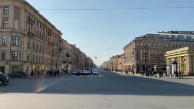 Saint-petersburg, Rusya - 7 Nisan 2020: Nevsky ve Ligovsky Prospekst 'te yoğun trafik. Kamera hareketi soldan sağa