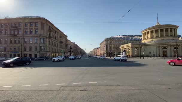 ロシアのサンクトペテルブルク 2020年4月7日 ネフスキー プロスペクトでの交通量が多い 車や公共交通機関は コロナウイルスのために国の自己分離体制にもかかわらず 市内中心部に移動し続けます — ストック動画