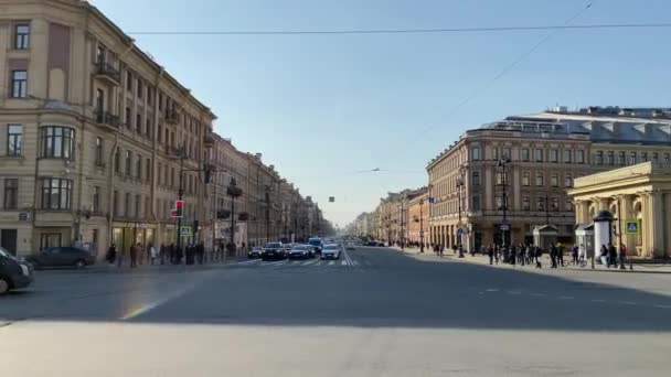ロシアのサンクトペテルブルク 2020年4月7日 ネフスキーとリゴフスキー プロスペクストでの交通量が多い 左から右へのカメラの動き — ストック動画