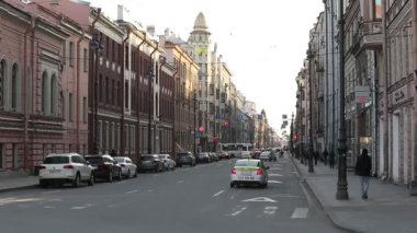 Saint-petersburg, Rusya - 8 Nisan 2020: Koronavirüs yüzünden ülkedeki kendi kendini tecrit rejimine rağmen arabalar ve toplu taşımacılık şehir merkezinde hareket etmeye devam ediyor