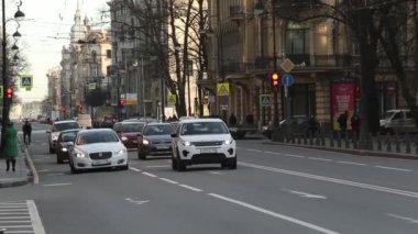 Saint-Petersburg, Rusya - 8 Nisan 2020: Kamennoostrovsky Prospekt. Koronavirüs nedeniyle ülkedeki kendi kendini tecrit rejimine rağmen, şehir merkezinde arabalar ve toplu taşımacılık işlemeye devam ediyor