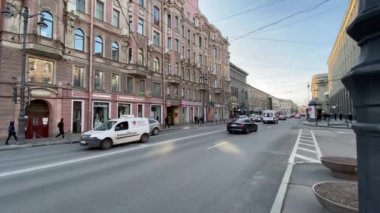 Saint-Petersburg, Rusya - 8 Nisan 2020: Kamennoostrovsky Prospekt. Koronavirüs nedeniyle ülkedeki kendi kendini tecrit rejimine rağmen, şehir merkezinde arabalar ve toplu taşımacılık işlemeye devam ediyor