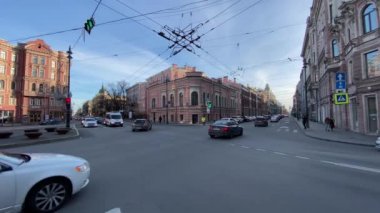 Saint-Petersburg, Rusya - 8 Nisan 2020: Kamennoostrovsky Prospekt. Koronavirüs nedeniyle ülkedeki kendi kendini tecrit rejimine rağmen, şehir merkezinde arabalar ve toplu taşımacılık işlemeye devam ediyor