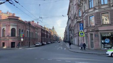 Saint-petersburg, Rusya - 8 Nisan 2020: Koronavirüs yüzünden ülkedeki kendi kendini tecrit rejimine rağmen arabalar ve toplu taşımacılık şehir merkezinde hareket etmeye devam ediyor