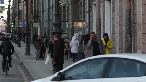 Saint Petersburg Rosja Kwietnia 2020 Widok Boku Ludzi Idących Chodnikiem — Wideo stockowe