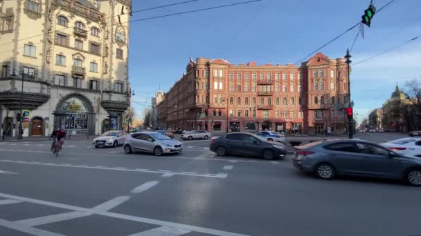 2020年4月8日 俄罗斯圣彼得斯堡 Kamennoostrovsky Prospekt 汽车和公共交通继续在市中心行驶 尽管由于验尸官的存在 这个国家存在着自我隔离的制度 — 图库视频影像