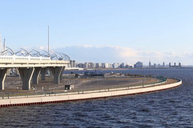 Terk edilmiş otoparkın ve etrafındaki metro istasyonunun hemen yanında. Şehirdeki izolasyon rejiminden dolayı insanlar ve arabalar yok.