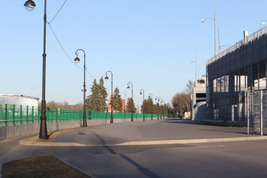Krestovsky Adası 'ndaki boş sokaklar. Parktaki hiç kimse ülkede Quqrantine yaratmaz. Kendi kendini izole etme zamanı