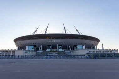 Gazprom Arena Stadyumu 'nun önü. Parktaki hiç kimse ülkede Quqrantine yaratmaz. Kendi kendini izole etme zamanı