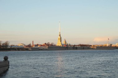 Gün boyunca köprüden Peter ve Paul kalesine panoramik manzara.