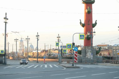 Vasilievsky Adası 'nda trafik çok kötü. Şehrin kendi kendini izole etme rejimi var.