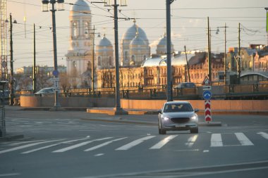 Vasilievsky Adası 'nda trafik çok kötü. Şehrin kendi kendini izole etme rejimi var.