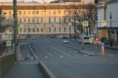 Yeni hükümet, Coronavirus 'un yayılmasına yardım etmek için halka en az dört hafta evde kalmalarını söylüyor. Boş sokaklar Saint-Petersburg şehir merkezi.