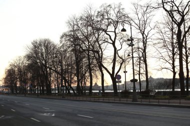 Yeni hükümet, Coronavirus 'un yayılmasına yardım etmek için halka en az dört hafta evde kalmalarını söylüyor. Boş sokaklar Saint-Petersburg şehir merkezi.