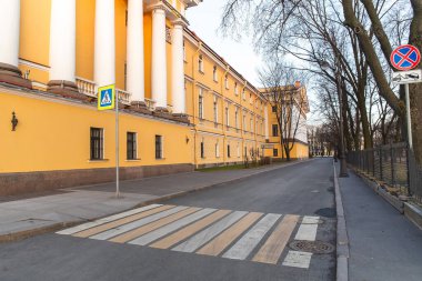 Yeni hükümet, Coronavirus 'un yayılmasına yardım etmek için halka en az dört hafta evde kalmalarını söylüyor. Boş sokaklar Saint-Petersburg şehir merkezi.