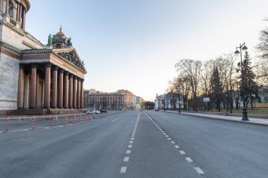 Yeni hükümet, Coronavirus 'un yayılmasına yardım etmek için halka en az dört hafta evde kalmalarını söylüyor. Boş sokaklar Saint-Petersburg şehir merkezi.