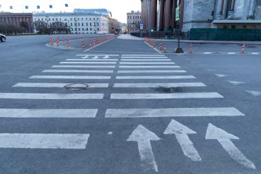 Yeni hükümet, Coronavirus 'un yayılmasına yardım etmek için halka en az dört hafta evde kalmalarını söylüyor. Boş sokaklar Saint-Petersburg şehir merkezi.