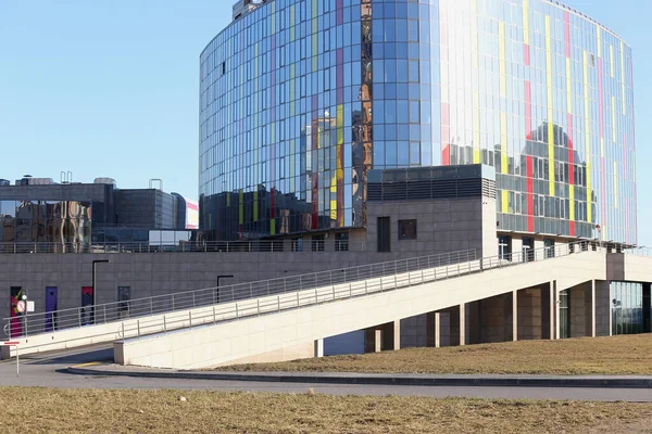 Fachada Del Moderno Business Center Con Puertas Cristal Día Soleado — Foto de Stock