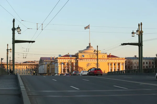 コロナウイルスの蔓延に対抗するために少なくとも4週間は公衆に家にいるように指示する新しい政府の措置 空の通りサンクトペテルブルク市内中心部 — ストック写真