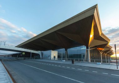 Saint-Petersburg, Rusya, 30 Nisan 2020: Boş Pulkovo Uluslararası Havaalanı - dış bina. Uluslararası uçuşlar koronavirüs salgını nedeniyle iptal edildi.