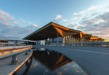 Saint-Petersburg, Rusya, 30 Nisan 2020: Boş Pulkovo Uluslararası Havaalanı - dış bina. Uluslararası uçuşlar koronavirüs salgını nedeniyle iptal edildi.