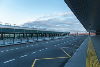 Saint-Petersburg, Rusya, 30 Nisan 2020: Terk edilmiş Pulkovo havaalanındaki boş bir otobüs durağının yan görüntüsü. Uluslararası uçuşlar koronavirüs nedeniyle iptal edildi
