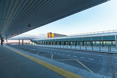 Saint-Petersburg, Rusya, 30 Nisan 2020: Terk edilmiş Pulkovo havaalanındaki boş bir otobüs durağının yan görüntüsü. Uluslararası uçuşlar koronavirüs nedeniyle iptal edildi